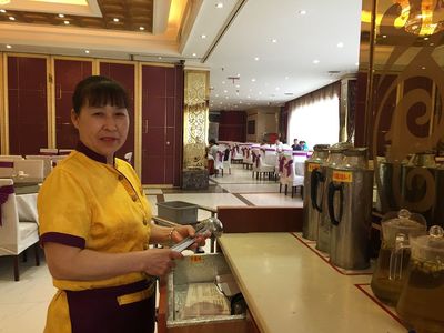 年輕面孔難覓，銀發身影成景 餐飲業服務崗的“年齡斷層”與轉型